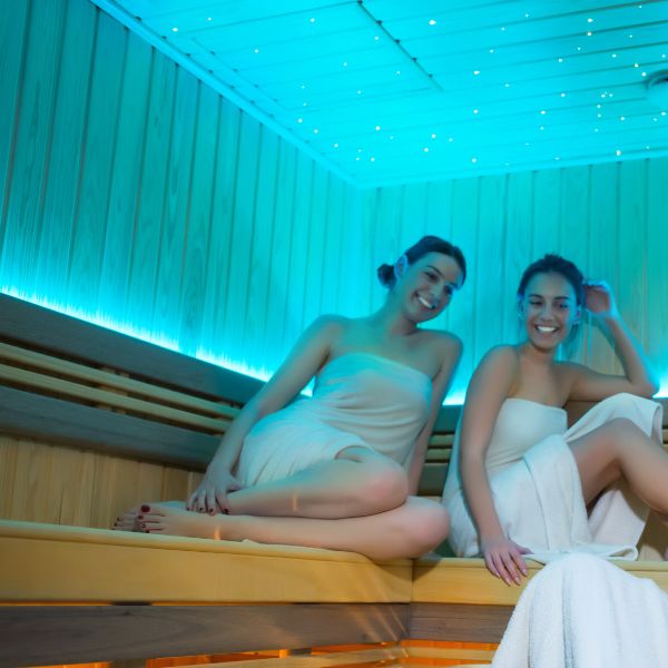 What are the benefits of colour light therapy in infrared saunas?